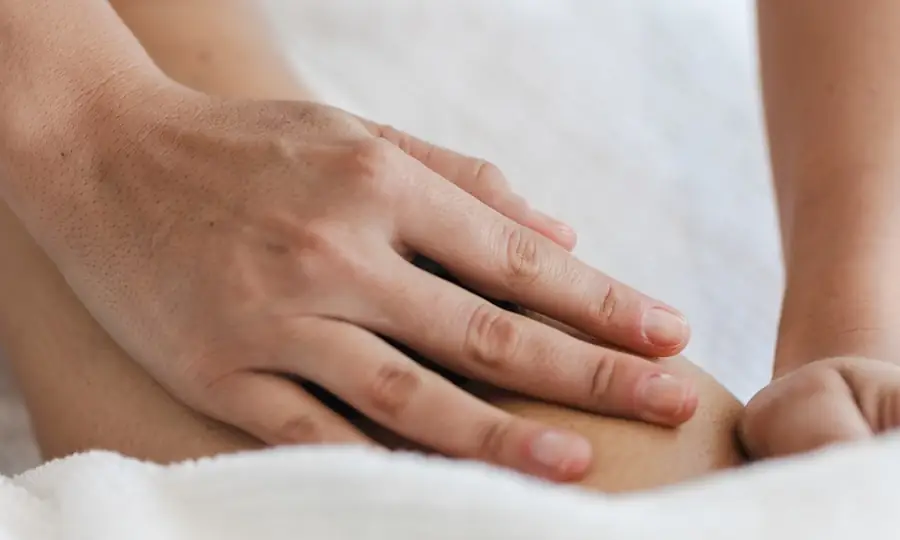 온종일 서서 일한 날 발과 종아리를 순서대로 풀어 주는 발 마사지 장면