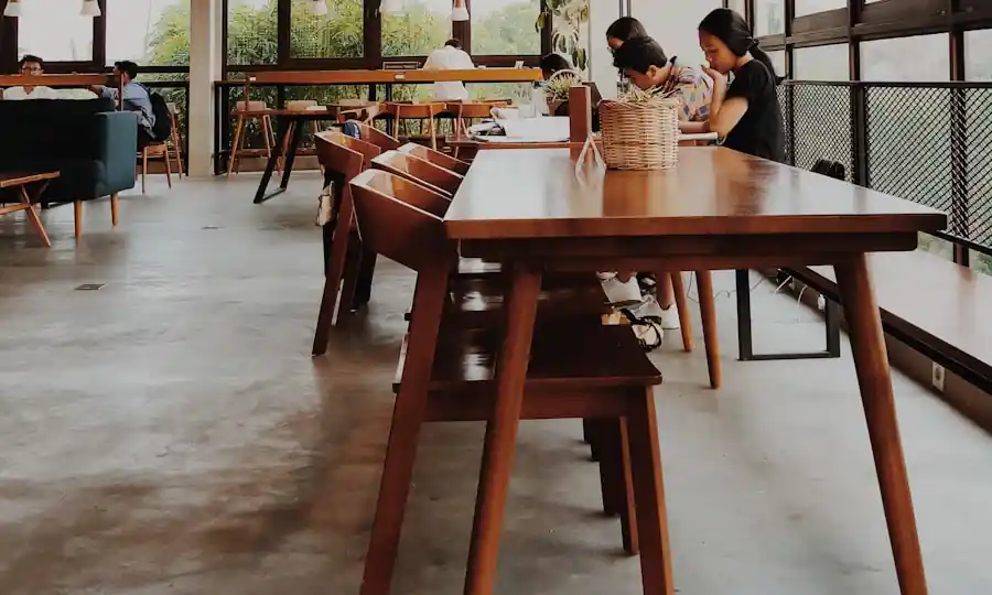 비 오는 날 강남 실내 데이트 저녁을 마무리하는 따뜻한 카페 인테리어