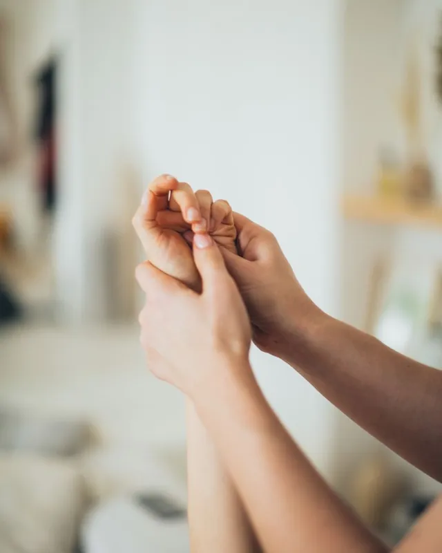 손 마사지로 하루 피로 풀기｜자주 쓰는 손의 뭉침 푸는 법