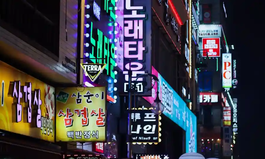 라이브와 바로 이어지는 홍대 네온 간판이 늘어선 밤거리