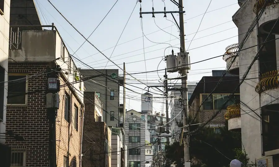 서울 잠실·석촌호수 나들이 코스 - 송리단길 골목 카페 앞에서 쉬어가는 모습