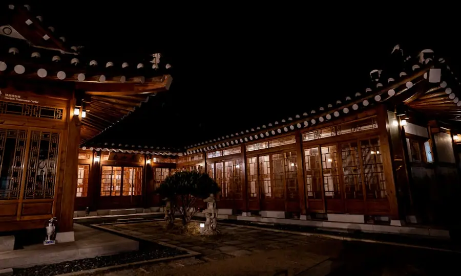 전주 한옥마을 여행 코스 - 전동성당 앞 붉은 벽돌 건물과 한옥 지붕