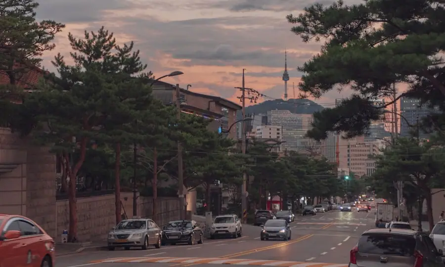 장거리 비행 후 시차·부종 회복법 - 다리를 쿠션 위에 올려 심장보다 높게 두고 쉬는 모습