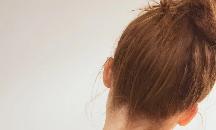 목 어깨 뭉침 푸는 스트레칭을 하는 여성