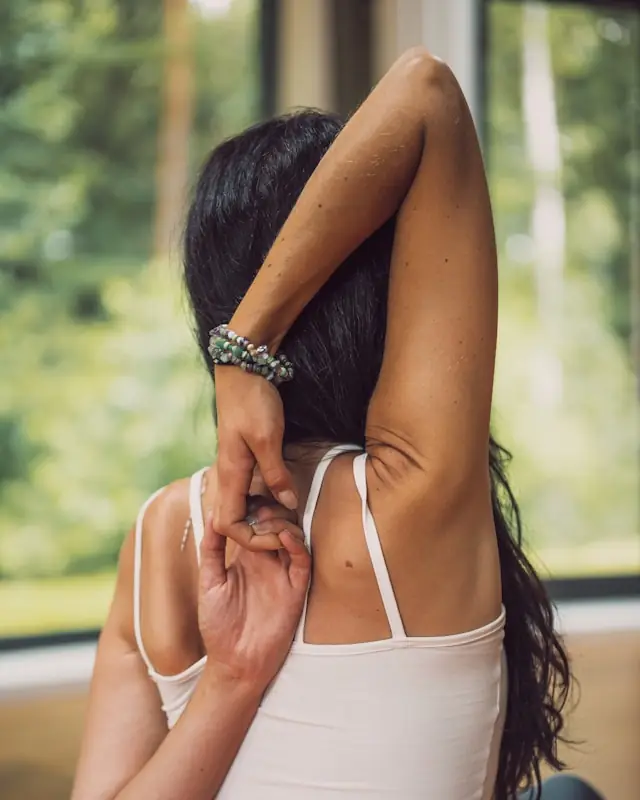 책상 앞 목·어깨 뭉침 푸는 스트레칭 5가지