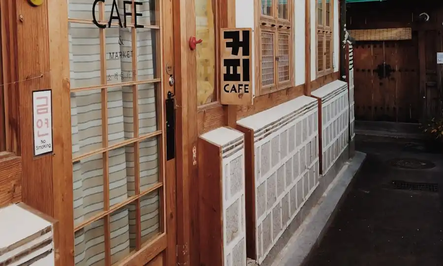 성수동 성수1가 카페거리의 평일 낮 거리 풍경