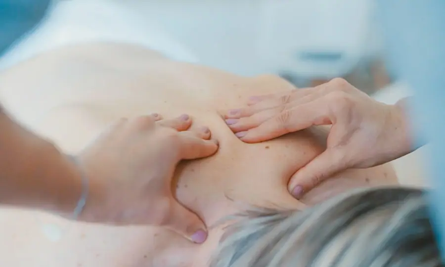 턱관절 셀프 마사지 - 손가락으로 귀 앞 교근을 원을 그리며 누르는 모습